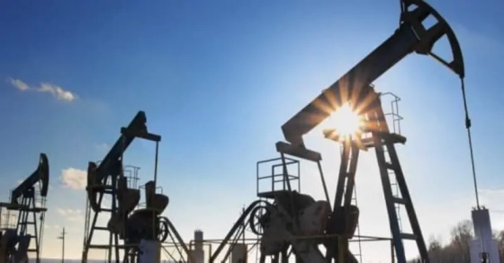 How the US is pumping more oil with fewer rigs