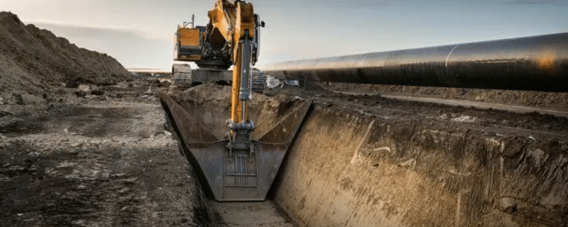 Blackcomb Pipeline, a 2.5 Bcf/d Permian–South Texas gas link backed by WhiteWater–Targa joint venture, targets 2026 commissioning.