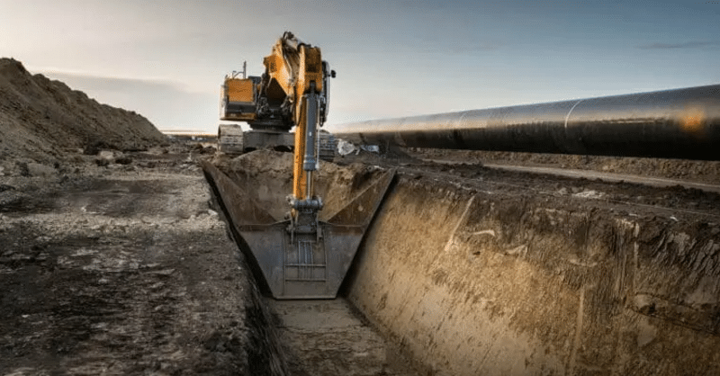 Blackcomb Pipeline, a 2.5 Bcf/d Permian–South Texas gas link backed by WhiteWater–Targa joint venture, targets 2026 commissioning.